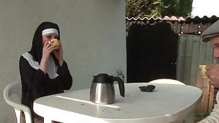 Çay molası Veren Rahibeyi Bahçede sikiyor