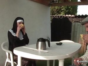 Çay molası Veren Rahibeyi Bahçede sikiyor