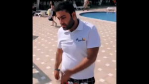 Plajdaki Olgunu Doyuruyor